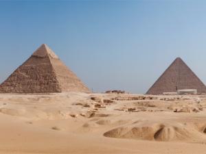 Construida por orden del faraón Keops -que reinó entre el 2509 y el 2483 antes de Cristo- la pirámide se eleva hasta los 139 metros de altura y fue durante más de tres milenios el edificio más alto del planeta. / Matt Wan (FLICKR)