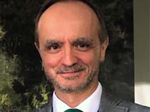 Profesor Titular de Dermatología en la Facultad de Medicina, UCM, Jefe del Servicio de Dermatología del Hospital Clínico San Carlos y Director de la Clínica IMEMA