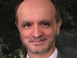 Profesor Titular de Dermatología en la Facultad de Medicina, UCM, Jefe del Servicio de Dermatología del Hospital Clínico San Carlos y Director de la Clínica IMEMA