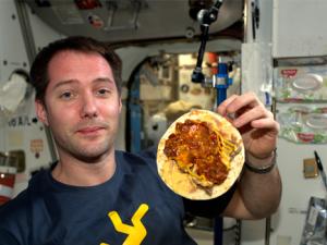 La comparación con las mediciones realizadas antes y después del vuelo también permitirá ver cómo la ingravidez afecta al peso. / ESA/NASA