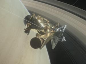 Ilustración de la nave espacial Cassini de la NASA haciendo una inversión entre Saturno y sus anillos más íntimos como parte de la misión Gran Final. / NASA/JPL-Caltech