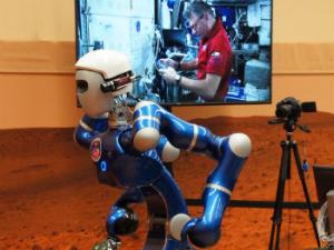 La empresa desarrolló un herramienta capaz de llevar a cabo preguntas sobre hechos concretos y mostrar los resultados (En la imagen: Justin y Paolo). /  DLR , CC BY-SA 3.0 IGO