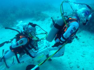 Astronauta de la NASA Kjell Lindgren tirando de Pedro Duque en una camilla en una simulación rescate lunar. / ESA–H. Stevenin