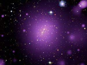 Brillo en rayos X (en esta imagen, en púrpura) emitido por el gas caliente que impregna el cúmulo galáctico. / ESA/XMM-Newton (X-rays); CFHT-LS (optical); XXL Survey