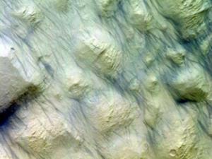 Rastros de remolinos en Marte. / ESA/Roscosmos/CaSSIS,	CC BY-SA 3.0 IGO