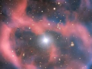Esta impresionante nebulosa planetaria fue captada por uno de los instrumentos más versátiles del VLT, FORS2. El instrumento captó la brillante estrella central, Abell 36, así como la nebulosa planetaria circundante. Las partes rojas y azules de esta imagen corresponden a la emisión en longitudes de onda rojas y azules, respectivamente. / ESO