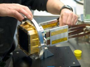 Detector de ESO junto con los logotipos de ESO y ATTRACT. / ESO