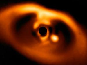 Primera imagen clara de un planeta en plena formación alrededor de la estrella enana PDS 70. / ESO/A. Müller et al.