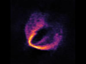 Esta imagen muestra parte del conjunto de datos de ALMA en una longitud de onda y revela un claro "estrechamiento" en el material, que indica claramente la presencia de uno de los planetas. El lugar donde se predice la ubicación del planeta está marcado con un punto azul. / ESO, ALMA (ESO/NAOJ/NRAO); Pinte et al.