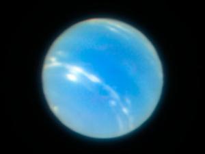 Esta imagen del planeta Neptuno fue obtenida durante las pruebas del modo de óptica adaptativa de campo estrecho en el instrumento MUSE/GALACSI, instalado en el VLT (Very Large Telescope) de ESO. / ESO/P. Weilbacher (AIP)
