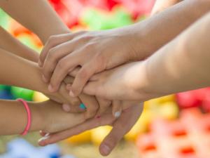 Este gen codifica la ubiquitina ligasa E3A. Esta proteína desempeña un papel crítico en el funcionamiento normal del sistema nervioso, facilitando la interconexión neuronal. / jarmoluk (PIXABAY)