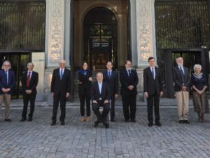 (de izda. a dcha): los galardonados Timothy Bresnahan, William Nordahus (sentado), Robert Porter, James Allison y Ariel Pakes; Francisco González, presidente de la Fundación BBVA; los galardonados Shafi Goldwasser, Adi Shamir (sentado), Silvio Micali y Ronald Rivest; Rafael Pardo, director de la Fundación BBVA; los galardonados Peter y Rosemary Grant, Nubia Muñoz, Kaija Saariaho (sentada) y Omar Yaghi. / Fundación BBVA