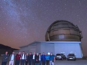 Asistentes al acto de primera luz de MEGARA ante el GTC. / Antonio González/IAC.