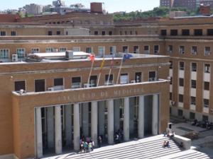 Entrada principal de la Facultad de Medicina de la UCM en la actualidad.
