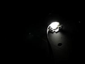 LED blanco fabricado con un filtro de color basado en arena emisora blanca. / Instituto IMDEA Materiales