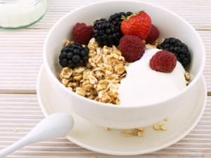 Bol de desayuno con cereales, yogurt y frutas. / Pexels (PIXABAY)