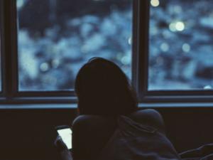 Insomnio tecnológico: El retraso del sueño eleva el riesgo cardiovascular y de alzhéimer. / StockSnap (PIXABAY)