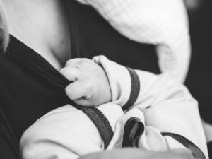 Muchas madres pueden recibir medicamentos ineficaces o innecesarios, que alargan la sintomatología de la mastitis. / StockSnap (PIXABAY)