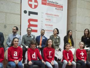 Niñas y niños estudiantes de Educación Primaria y de Educación Secundaria Obligatoria de la Comunidad de Madrid han sido los encargados de entregar los galardones de la XII edición de los Premios madri+d. / madri+d