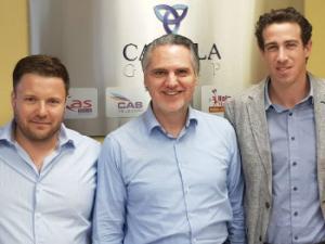 De izquierda a derecha: Mariano Cariola presidente de Cariola Group, Carlos Diez, presidente de u-Care y Daniel Rodríguez, promotor del proyecto ECG Consult (u-Care Promed) en la sede de Cariola Group en Doral, Miami