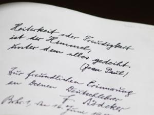 La poesía de Julio Martínez Mesanza ha sido calificada como una "nueva épica", aunque el autor prefiere aclarar que desde la lírica utiliza referencias históricas y los términos del combate. / Counselling (PIXABAY)