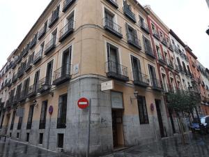 Imagen tomada en el Barrio de las Letras de Madrid (España). Izquierda: Calle de Quevedo. Derecha: Calle de Cervantes. / Jorge Láscar (WIKIMEDIA)