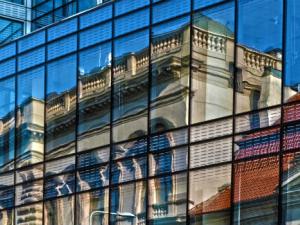 Película transparente que se autorregula para impedir el paso de hasta el 70 por ciento del calor solar incidente