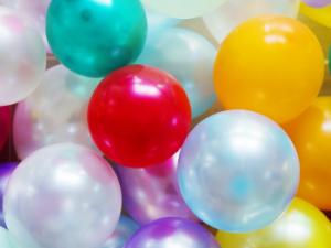 La energía generada en la electrificación por contacto es fácilmente retenida por el material en forma de cargas electrostáticas, durante horas y a temperatura ambiente. / rawpixel (PIXABAY)