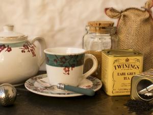 Utensilios y plantas para infusión. / PactoVisual (PIXABAY)