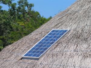 Panel solar instalado en una cabaña. / cotrim (PIXABAY)