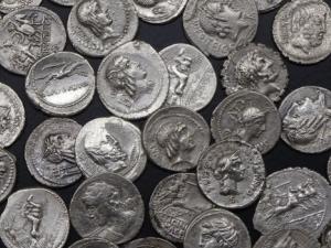 Una olla repleta de monedas romanas en el Museo Arqueológico Nacional