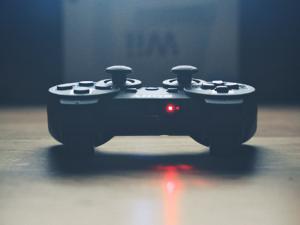 "Determinados videojuegos de acción son impredecibles y obligan a la persona a mantenerse siempre atenta y a reaccionar con rapidez. Sin embargo, los componentes exactos de los videojuegos de acción que fomentan una mejoría de la atención visual aún se están investigando", Alexia Antzaka. / Free-Photos (PIXABAY)