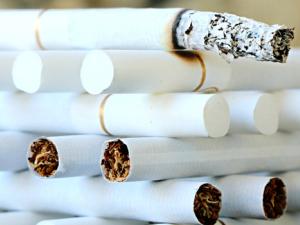 La tendencia al alzhéimer precoz y la dificultad para dejar de fumar están entre los rasgos que ahora mismo están siendo seleccionados negativamente por la evolución en la especie humana. / klimkin (PIXABAY)