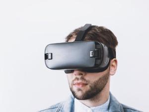 Normalmente asociada con los videojuegos, la realidad virtual es una tecnología inmersiva que simula la presencia y la interacción con entornos y objetos físicos.