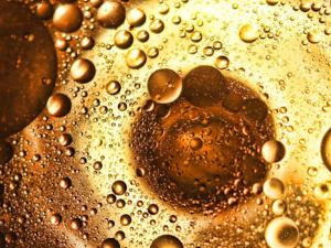 Restos del aceite de oliva sirven para eliminar fármacos en el agua residual