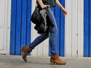 Mujer caminando. / Daniel79 (PIXABAY)