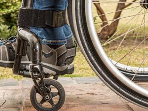 Tres parapléjicos vuelven a andar con implantes inalámbricos en la médula