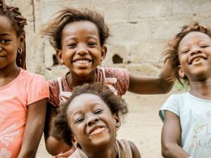 El acceso a los servicios de salud sexual y reproductiva tiene beneficios multigeneracionales al mejorar la salud y el bienestar de los niños. / kassoum_kone (PIXABAY)