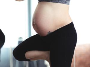 Mujer embarazada haciendo ejercicio. / StockSnap (PIXABAY)