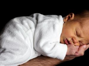 Recién nacidos cada vez más sanos: ¿la medicina acabará con las anomalías congénitas?