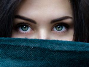 Con un sutil movimiento de cejas, las personas somos capaces de expresar simpatía, confianza o reconocimiento. / StockSnap (PIXABAY)