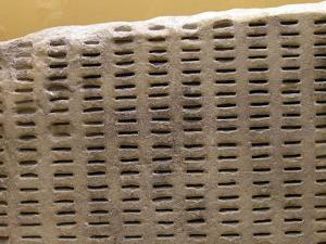 Kleroterion. Este dispositivo fue utilizado para el sistema de selección de jurado en Atenas. Se insertaron boletos de identificación de bronce para indicar los jurados elegibles que también se dividieron en tribus. Por un proceso aleatorio, una fila completa sería aceptada o rechazada para el servicio de jurado. / Marsyas (WIKIMEDIA, CC BY-SA 2.5)