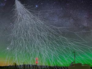 Representación artística de una lluvia de rayos cósmicos con un detector Cherenkov de agua del Observatorio Pierre Auger en el oeste de Argentina. / A. Chantelauze, S. Saffi, L. Bret, Observatorio Pierre Auger