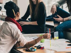 Grupo de estudiantes. / StockSnap (PIXABAY)