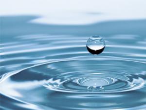 Gota de agua. / ronymichaud (PIXABAY)