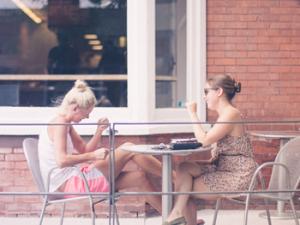 Pareja conversando. / StockSnap (PIXABAY)