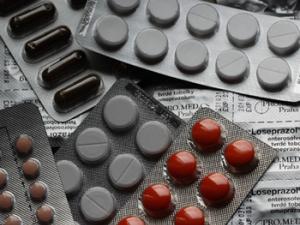 Surtido de medicamentos. / katicaj (PIXABAY)