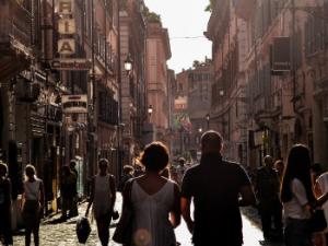 Los efectos positivos del turismo, como la creación de empleo, la recuperación del patrimonio o la multiculturalidad, a veces se ven mermados por sus aspectos negativos. / StockSnap (PIXABAY)