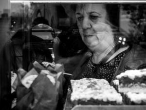 Los azúcares añadidos en alimentos procesados incrementan la fragilidad en adultos mayores