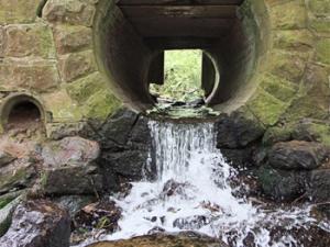 Desagüe de aguas residuales. / Shad0wfall (PIXABAY)